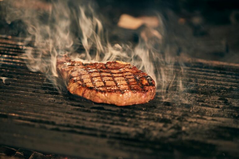 Zartes Lammkarree beim indirekten Grillen auf Holzkohlegrill mit Kräutern