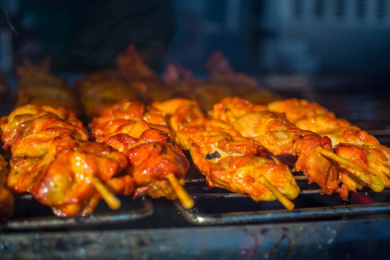 Marinade selbst herstellen mit frischen Kräutern und Gewürzen für perfektes Grillen