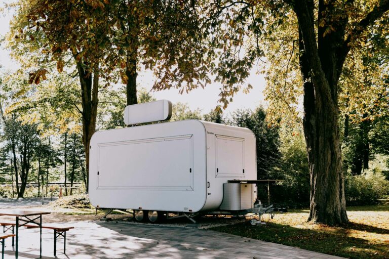 Moderner mobiler Pelletgrill im Outdoor-Einsatz beim Camping mit Holzpellets