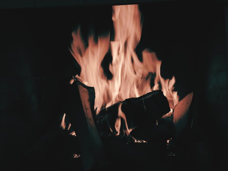 Smoker beim Wintergrillen mit Schnee und Frost draußen im Garten