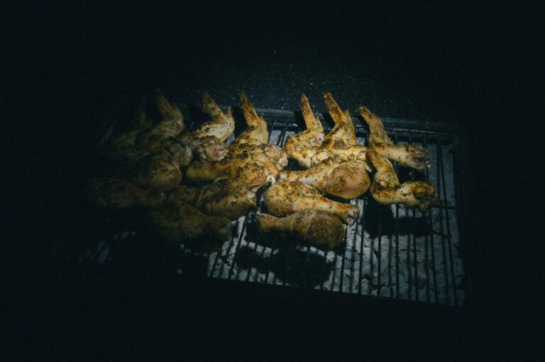 Outdoorchef Gasgrill mit Zündeproblemen vor dem Reparaturstart im Garten