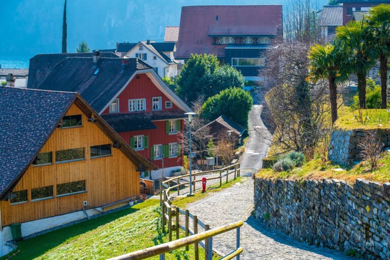 Outdoorküche mit wetterbeständigem Keramikgrill und Arbeitsfläche im Garten