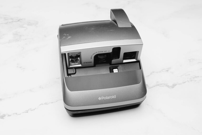 Kompakter Pelletgrill auf Balkon mit wenig Rauch für entspanntes Grillen