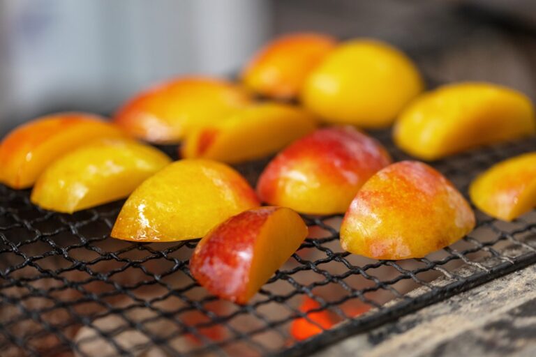 Saftige Pfirsiche auf dem Grillrost karamellisieren mit leckeren Toppings