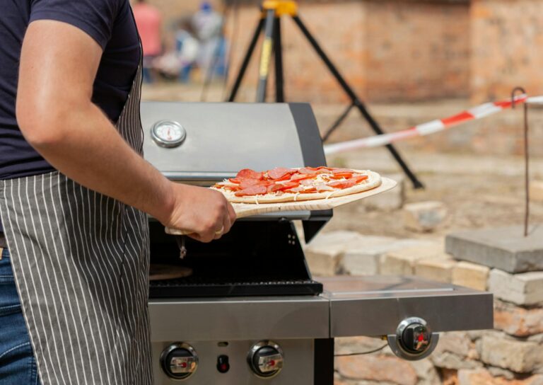 Knusprige Pizza auf Gasgrill mit Pizzastein perfekt zubereitet