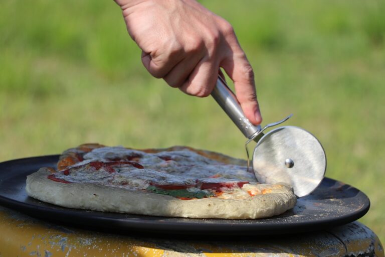 Pizza mit knuspriger Kruste auf Grill mit perfekter Hitzeverteilung backen