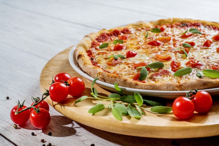 Knusprige Pizza frisch gebacken im Outdoorofen auf Terrasse im Garten