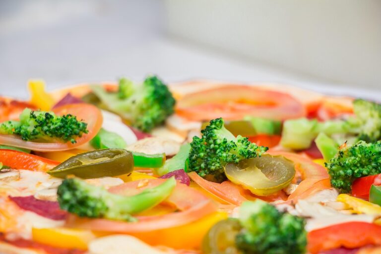 Pizza vom Grill auf Pizzastein mit knusprigem Boden perfekt zubereitet
