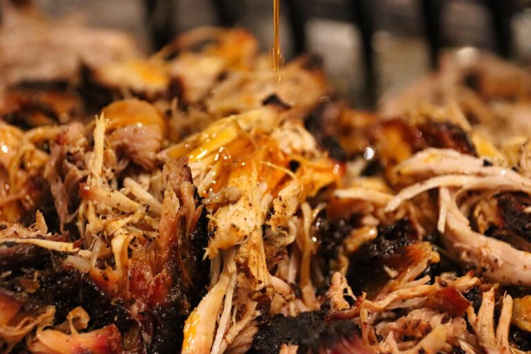 Pulled Pork langsam gegart auf Grill mit zartem saftigem Schweinefleisch