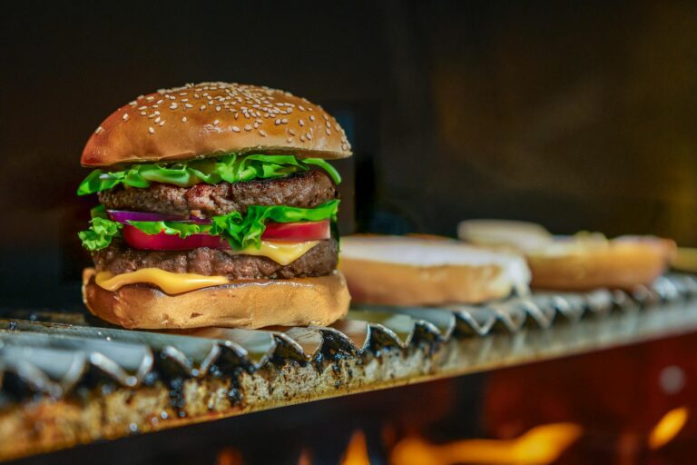 Pelletgrill im Einsatz mit rauchendem Grillgut und moderner Steuerungstechnik