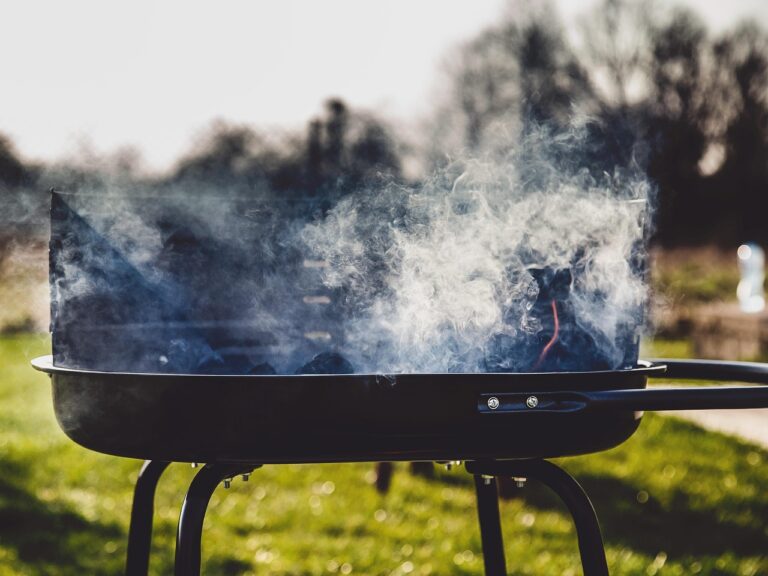 Grill mit sauberer Glut und wenig Rauch beim raucharmen Grillen im Garten