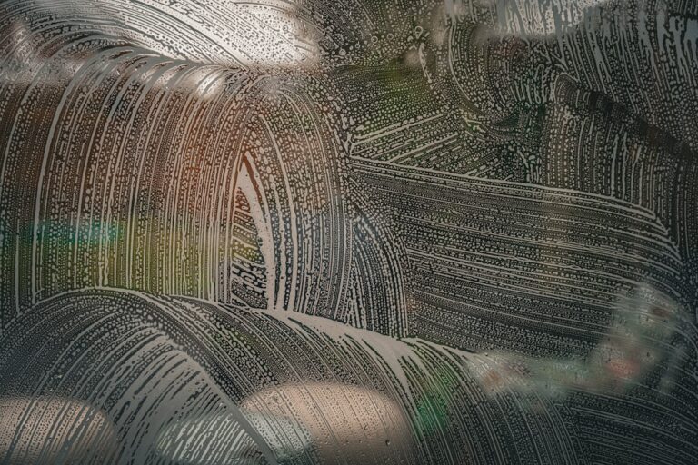 Pelletgrill mit geöffnetem Aschebehälter und sichtbaren Fettablagerungen bei der Reinigung