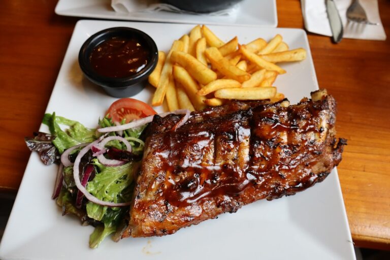 Saftige Spare Ribs mit rauchiger Kruste beim Grillen nach 3-2-1 Methode