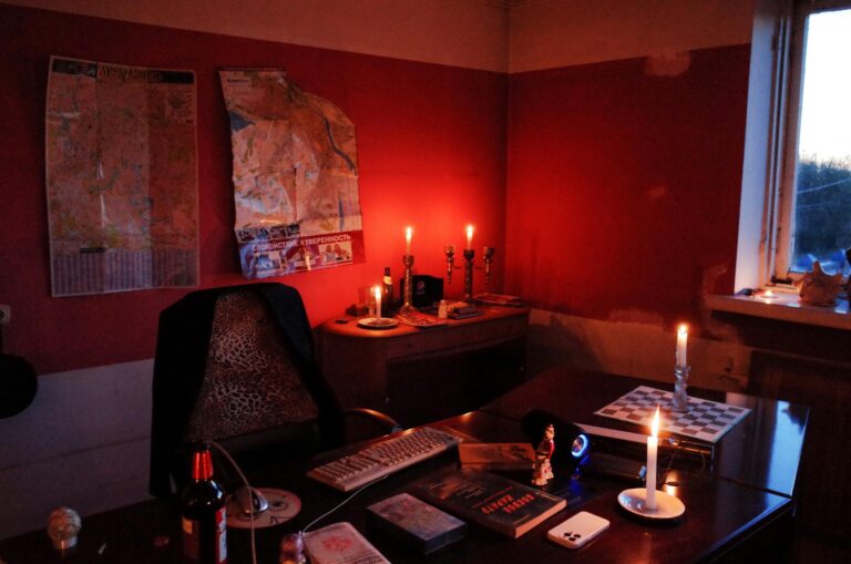 Moderner Burnhard Gasgrill auf Terrasse für stilvolles Grillvergnügen im Garten