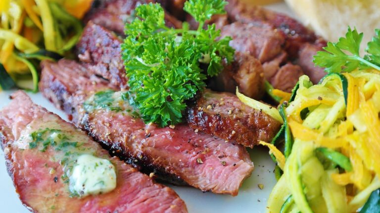 Saftiges Rindfleisch auf dem Grill mit intensiver Aromakraft und perfekter Zubereitung