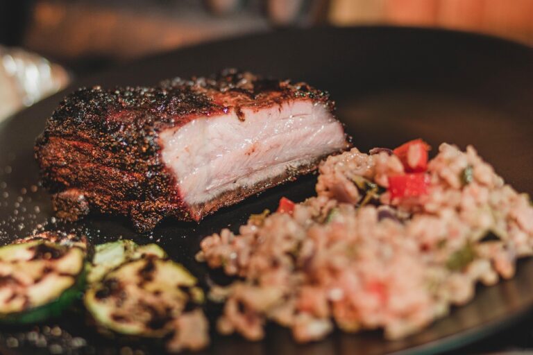 Kamado Grillrost in Nahaufnahme mit Werkzeug zur Rostbeseitigung beim Keramikgrill