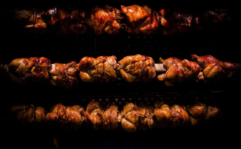 Rotisserie-Kit nach jedem Gebrauch sorgfältig mit Bürste und warmem Wasser reinigen