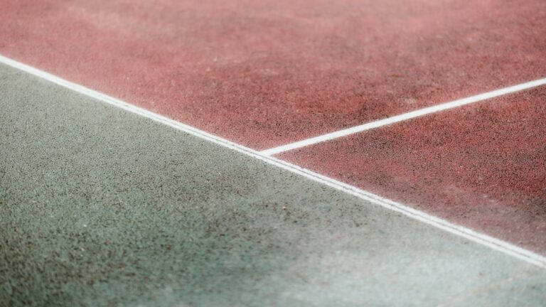 Grillplatz mit abgenutztem Beton und rostigem Grillrost zur Sanierungsplanung
