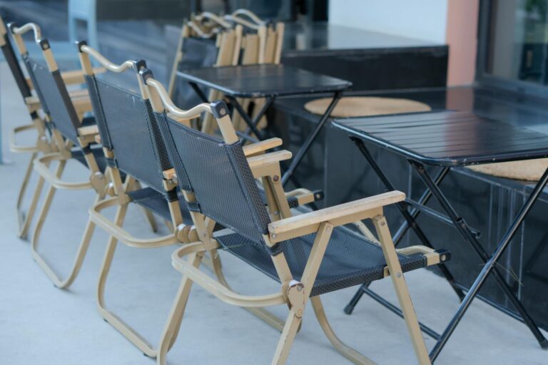 Klappbare Seitentische am Keramikgrill bieten flexible Ablagefläche beim Grillen