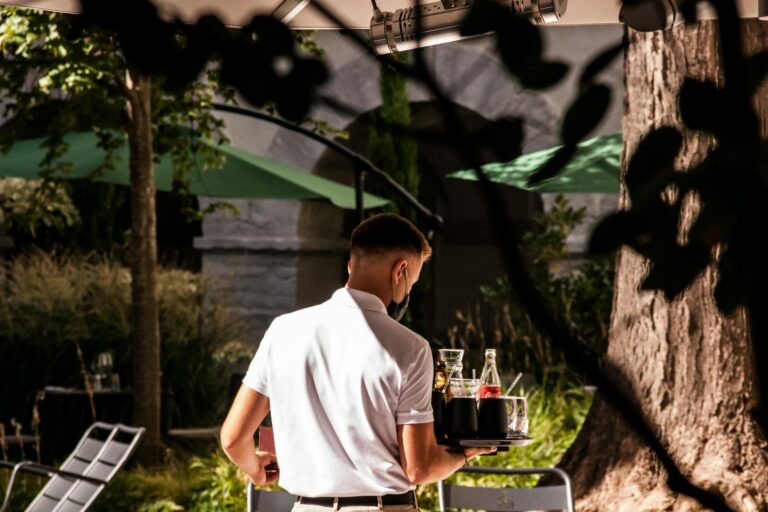 Familie mit Kindern am Grillplatz unter sicherem Umgang mit Grill und Feuer