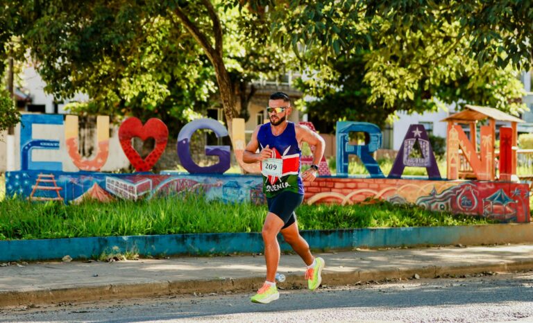 Smoker in Nahaufnahme mit geöffneter Bedienungsanleitung zur Garantieprüfung