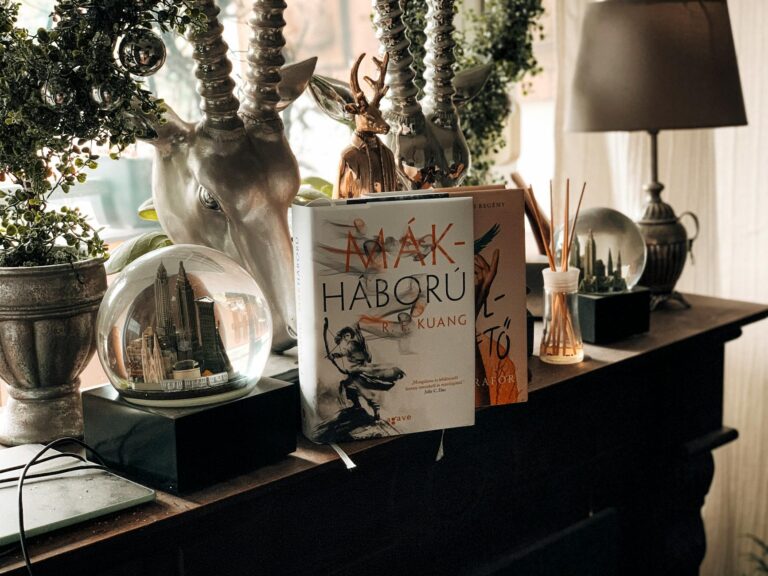 Smoker Innenraum mit Reinigungstools für schonendes und effektives Putzen