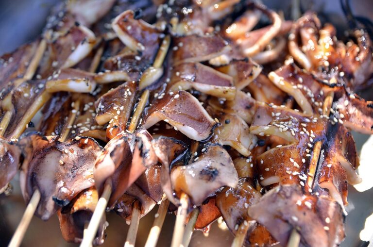 Saftige Spareribs mit würziger Marinade frisch vom Holzkohlegrill