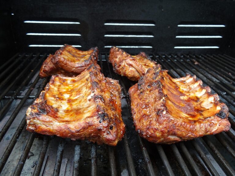 Spareribs grillen leicht gemacht für zarte und rauchige Ergebnisse Zarte Spareribs auf Holzkohlegrill mit rauchiger Kruste und BBQ-Rub