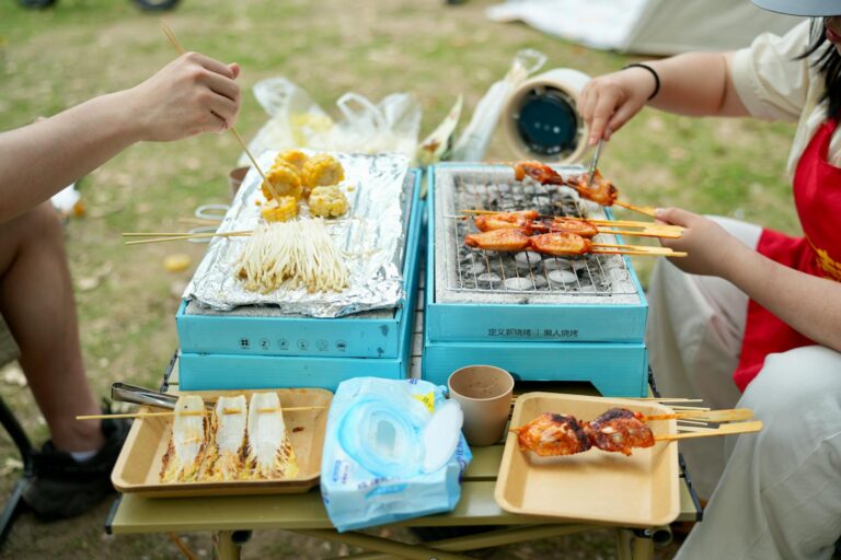 Gegrillte Tofuscheiben in süß-saurer Marinade mit frischen Kräutern auf Grillrost