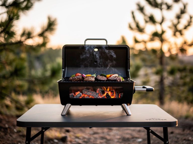 Traeger Ranger mobiler Holzkohlegrill mit digitaler Temperaturregelung im Einsatz
