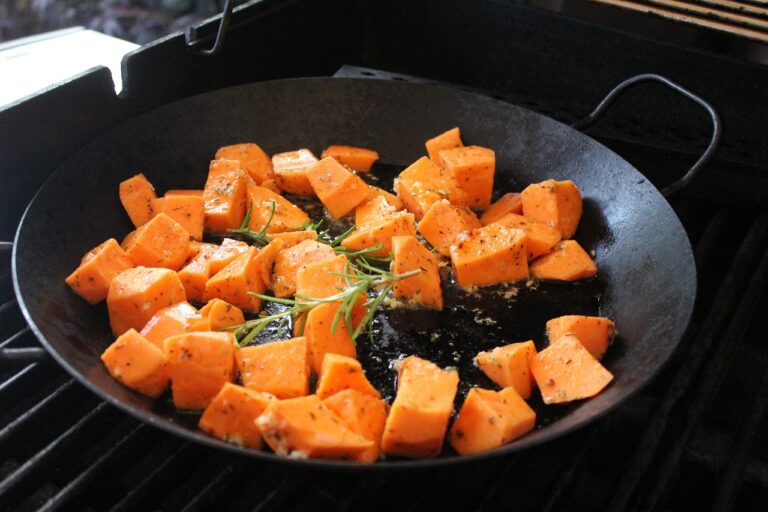 Veganer Grill mit buntem Gemüse und Tofu für sommerlichen Genuss im Garten