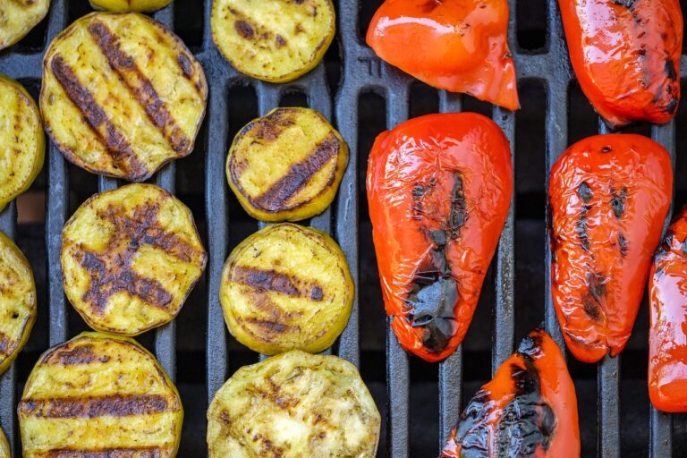 Bunte vegetarische Grillspieße mit Gemüse, Halloumi und Tofu auf dem Rost
