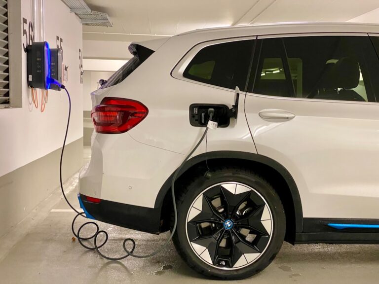 Moderne Wallbox an der Hauswand zum schnellen sicheren Elektroauto laden