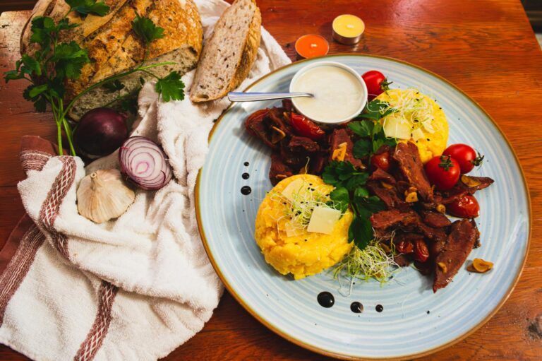 Herzhafte Winterrezepte auf dem Keramikgrill mit saisonalem Gemüse und saftigem Braten