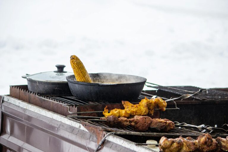 Wintergrillen für Einsteiger mit warmen Getränken und winterlicher Grillatmosphäre
