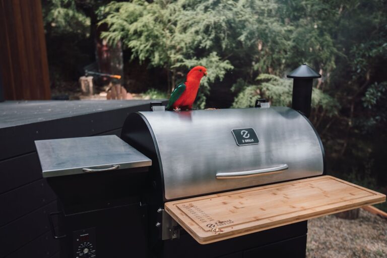 Verschiedene Zubehörteile für Pelletgrill wie Abdeckhaube und Drehspieß am Grill