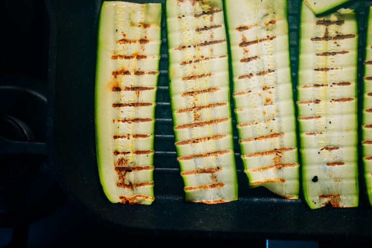 Saftige gefüllte Zucchini auf dem Grill mit Kräutern und Käse